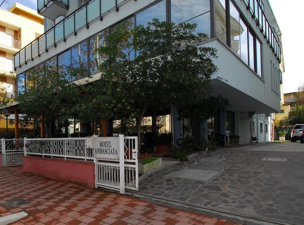 une clôture blanche devant un bâtiment dans l'établissement Hotel Ambasciata, à Cesenatico