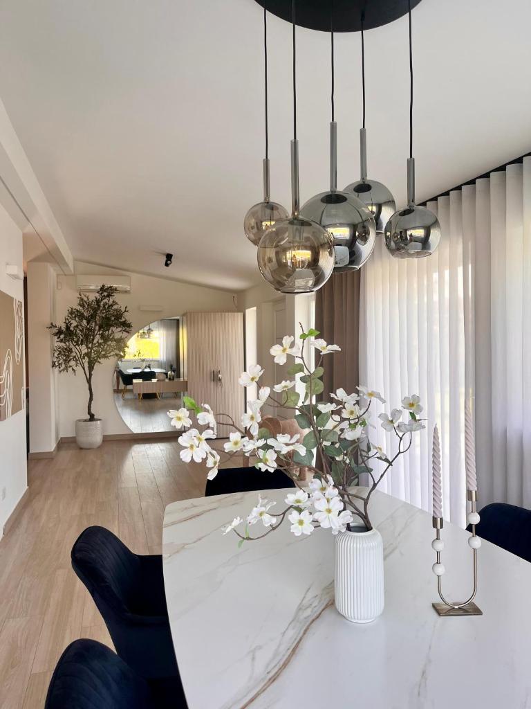 une salle à manger avec une table blanche et des fleurs dans l'établissement Villa Ikal, à Modugno