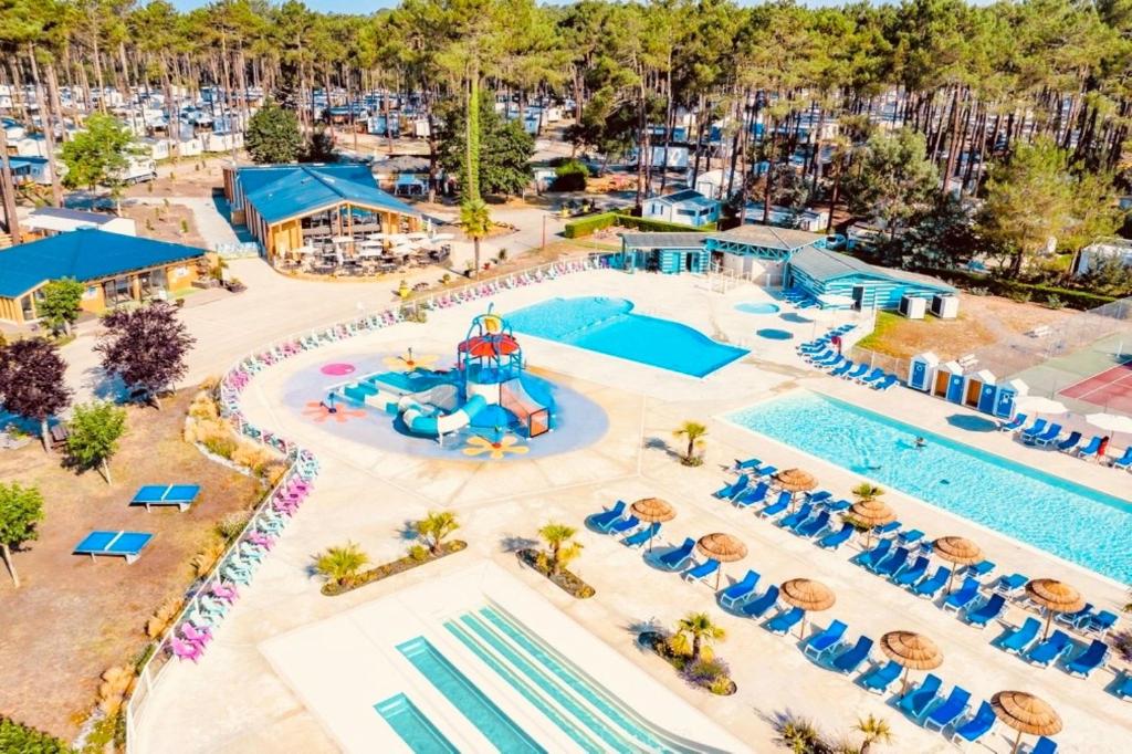 une vue aérienne d'une piscine dans un complexe hôtelier dans l'établissement MH 535 Tout équipé 3 CHAMBRES 1 SDB dans camping 4 étoiles, à Saint-Julien-en-Born