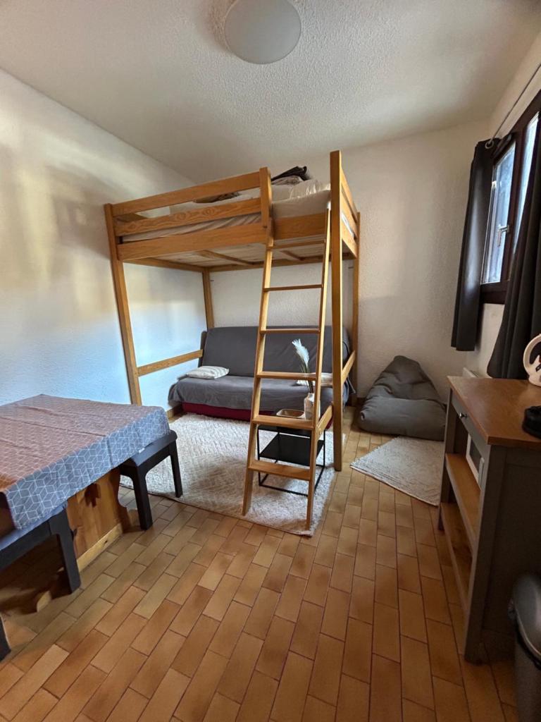 une chambre avec un lit superposé et un bureau dans l'établissement Le Lautaret, à La Salle Les Alpes