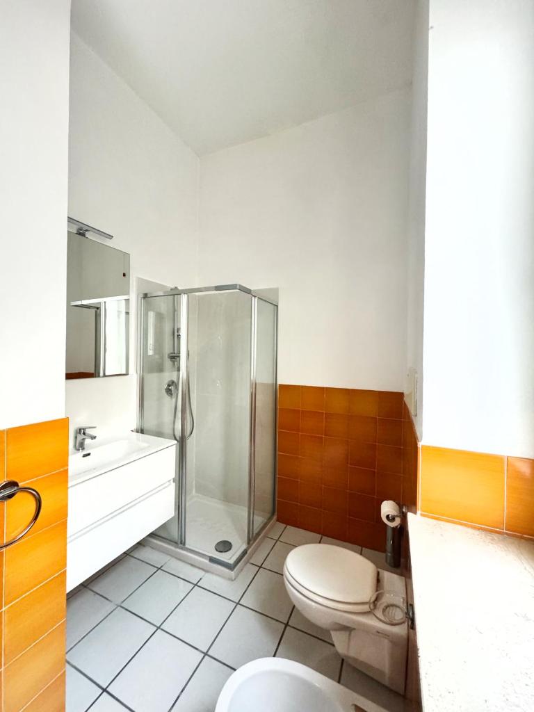 une salle de bain avec une douche, des toilettes et un lavabo dans l'établissement Mediterranea Residence, à Salerne