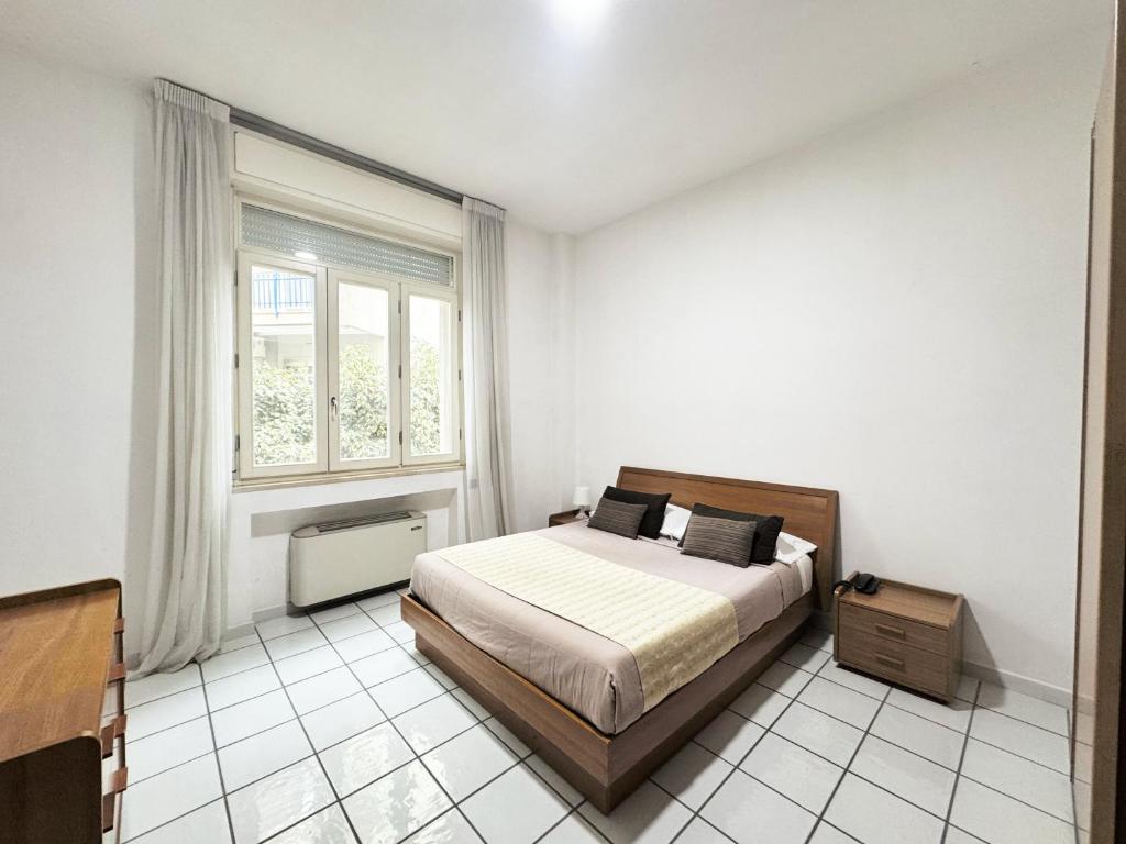 une chambre avec un lit et une fenêtre dans l'établissement Mediterranea Residence, à Salerne