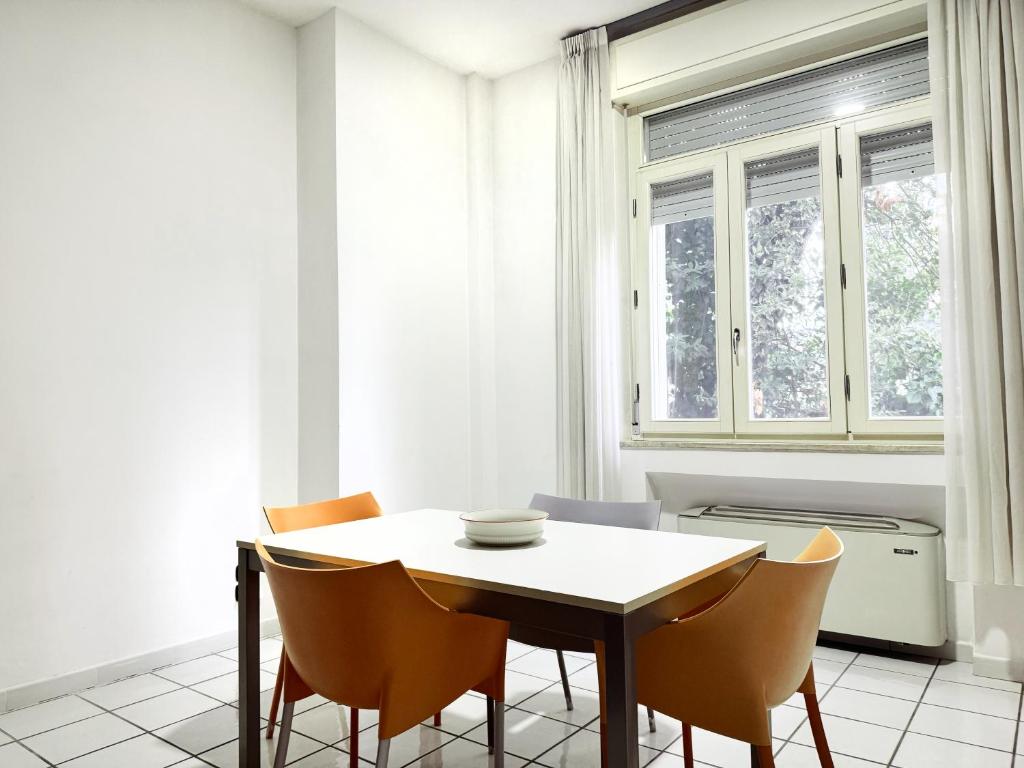 une salle à manger avec une table et des chaises dans l'établissement Mediterranea Residence, à Salerne
