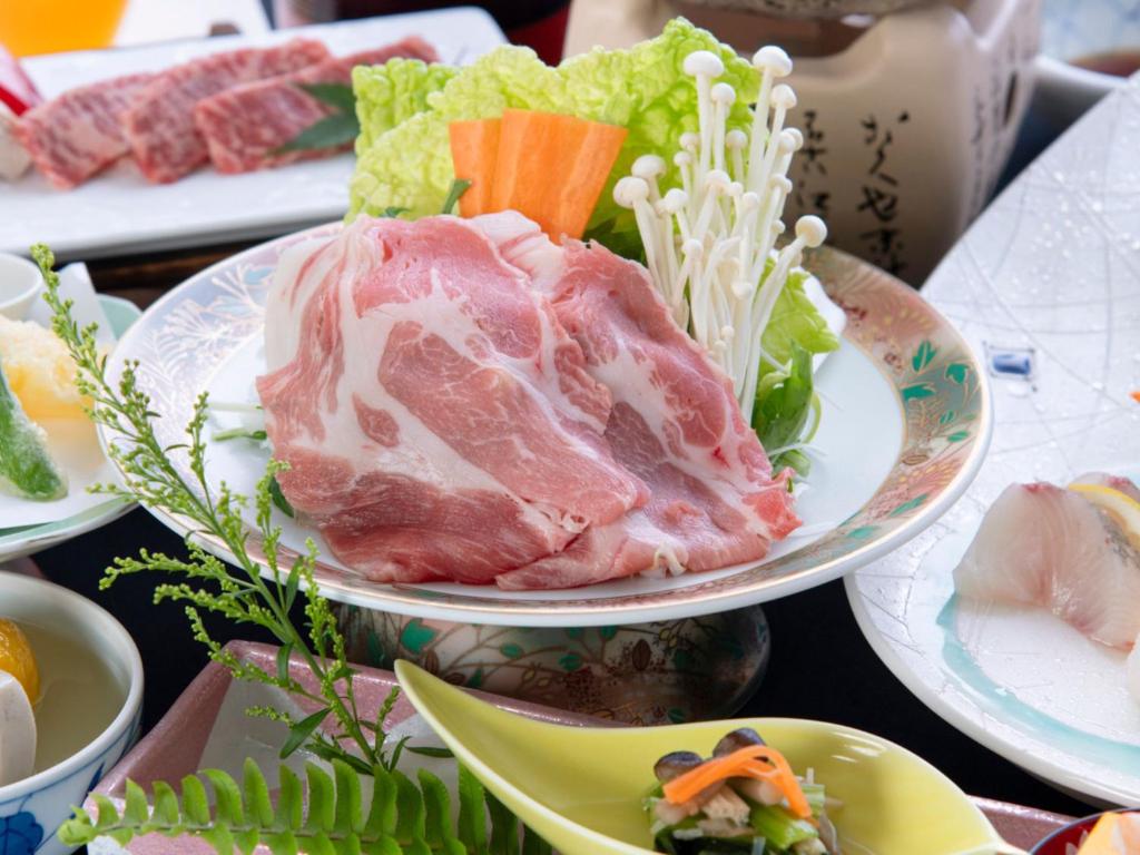 une plaque de viande et de légumes sur une table dans l'établissement Kurhouse Shirahama, à Shirahama