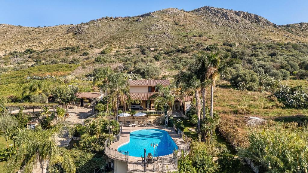 - une vue aérienne sur un complexe avec une piscine et une montagne dans l'établissement Villa Zagara Swimming Pool and Seaview, à Ficarazzi