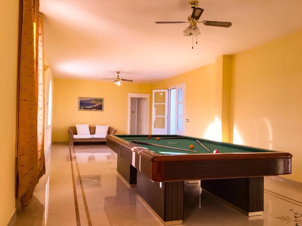 un salon avec une table de billard dans l'établissement Villa Donatella, à Alessano