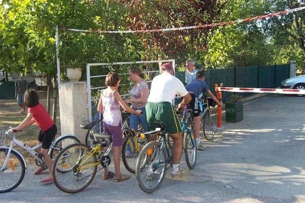 un groupe de personnes assises sur leurs vélos dans l'établissement Camping 3 étoiles - Piscine - ccaffbe, à Bormes-les-Mimosas