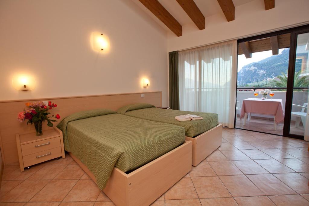 une chambre avec un lit avec vue sur un balcon dans l'établissement Residence San Luigi, à Limone sul Garda 39 autres photos