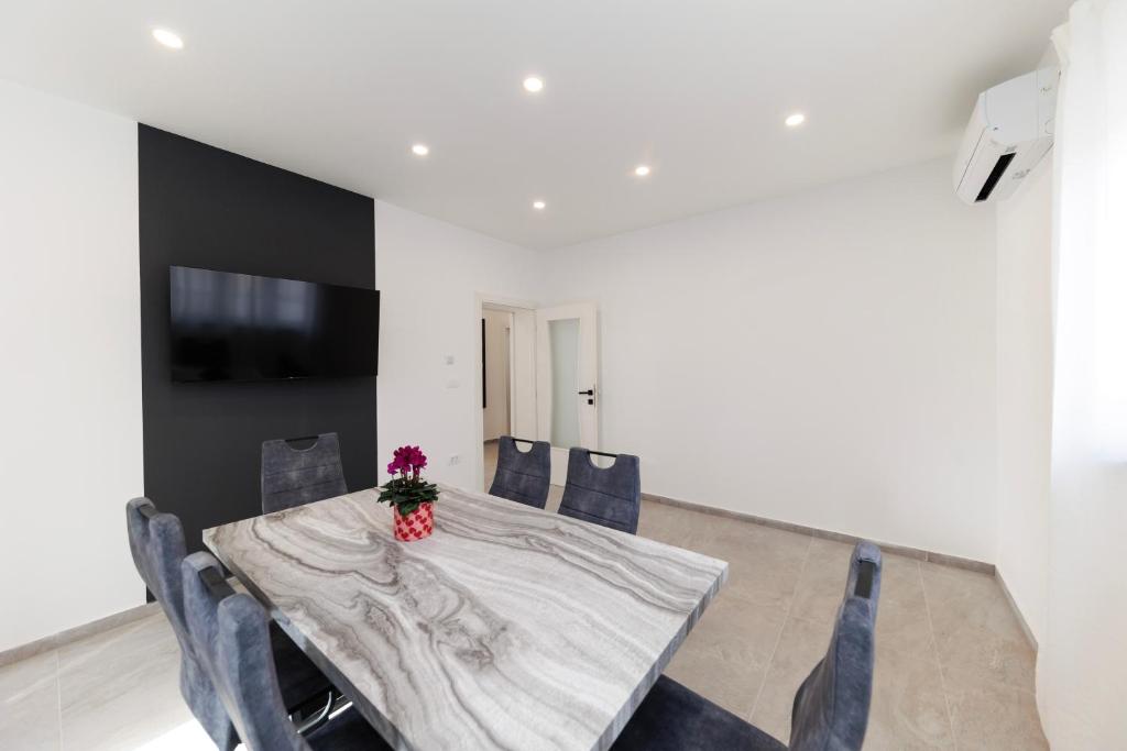 Three-Bedroom Home Dina 5
