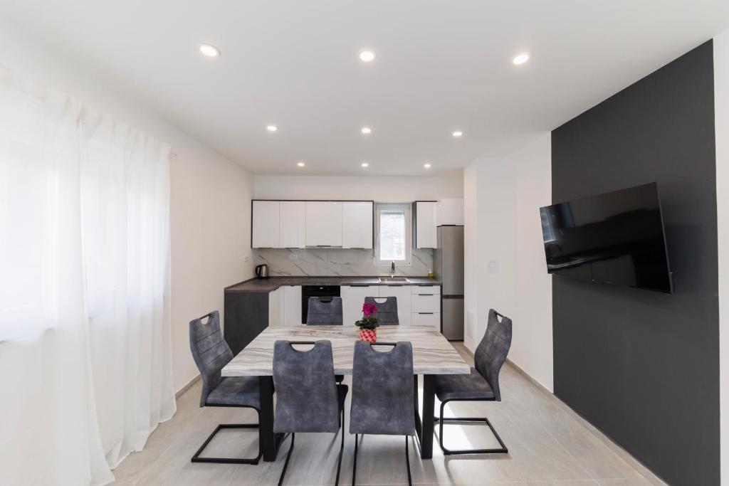Three-Bedroom Home Dina 1