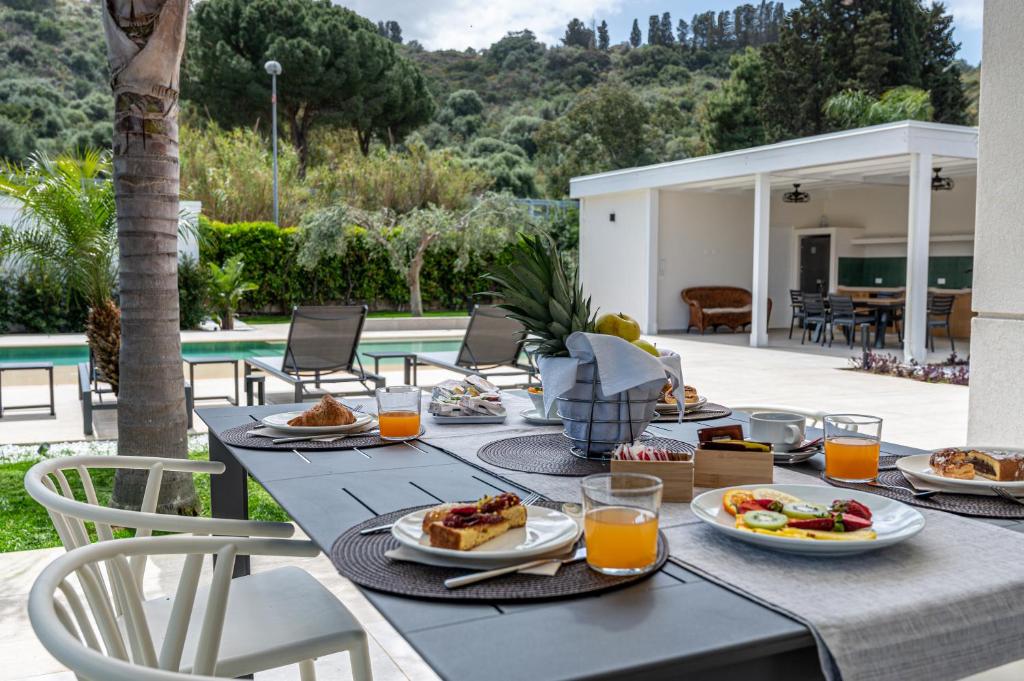 - une table avec des plaques de cuisson et du jus d'orange dans l'établissement Villa Dafni Private Pool & Relax near Cefalù, à Campofelice di Roccella