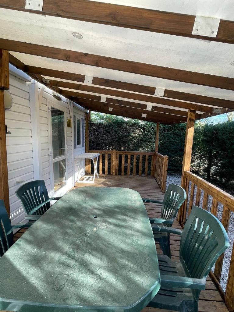 un patio avec une table et des chaises sur une terrasse dans l'établissement Mobilhome dans camping 3 étoiles en Provence, à La Roque-dʼAnthéron 8 autres photos