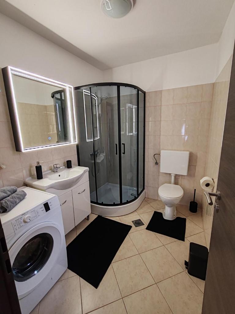 Apartment Toni - Private Parking, Steps to the Beach 3