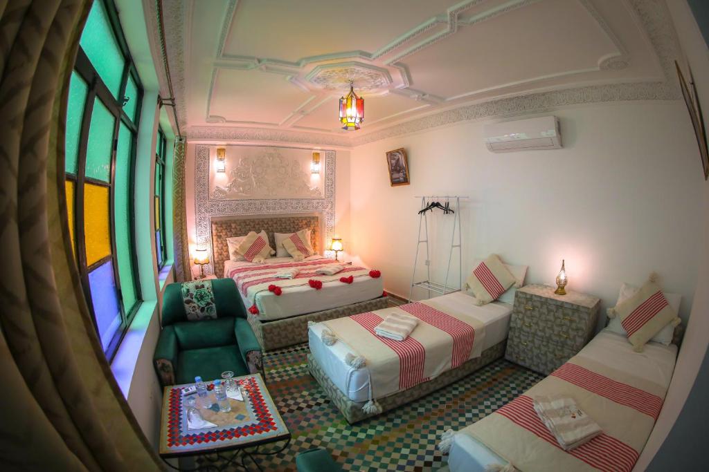 - une chambre avec 2 lits et 2 chaises dans l'établissement Riad Yamna Fez, à Fès 37 autres photos