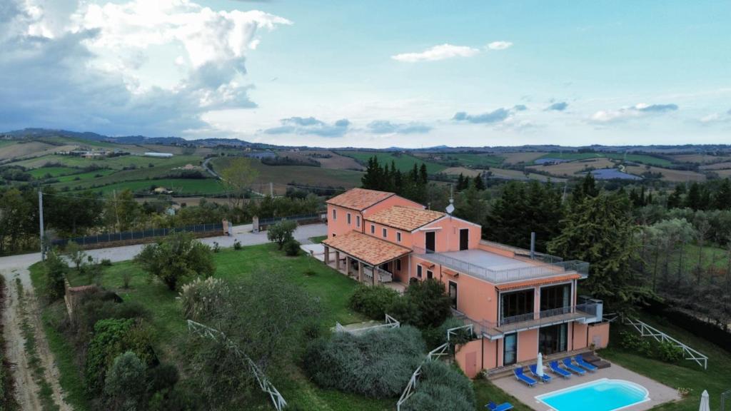 une vue aérienne d'une maison avec piscine dans l'établissement Villa Diana - Pesaro mare e cultura - intera struttura con piscina, à Mombaroccio