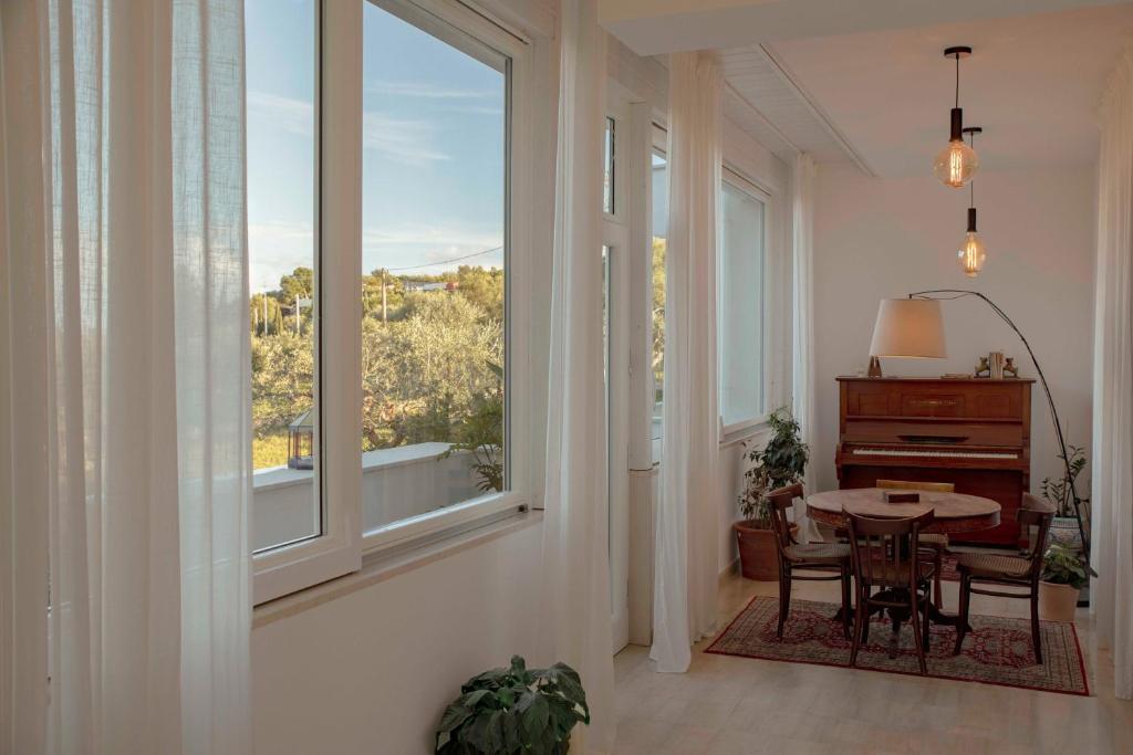 une salle à manger avec une table et une fenêtre dans l'établissement Musa Maris - Villa panoramica con piscina, à Conversano
