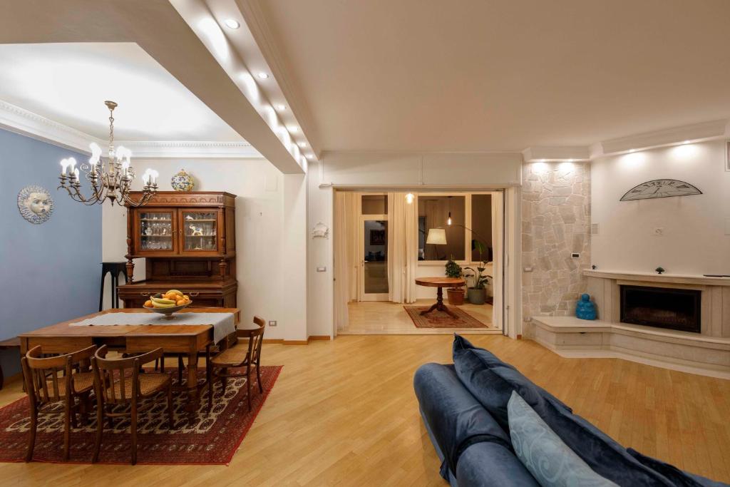 un salon avec une table et un canapé dans l'établissement Musa Maris - Villa panoramica con piscina, à Conversano