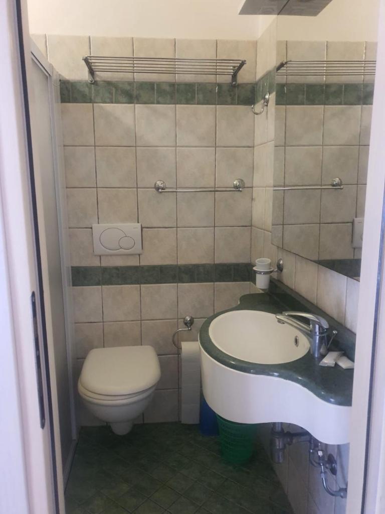 une salle de bain avec un lavabo et des toilettes dans l'établissement Hotel Residence Fausta, à Bellaria-Igea Marina 49 autres photos