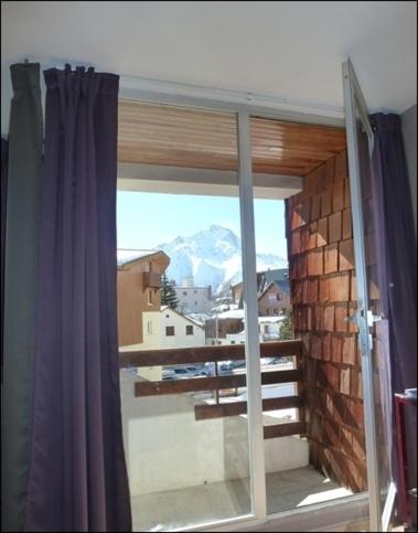 une fenêtre dans une pièce avec vue sur une montagne dans l'établissement 2 Alpes Les Bleuets, à Les Deux Alpes
