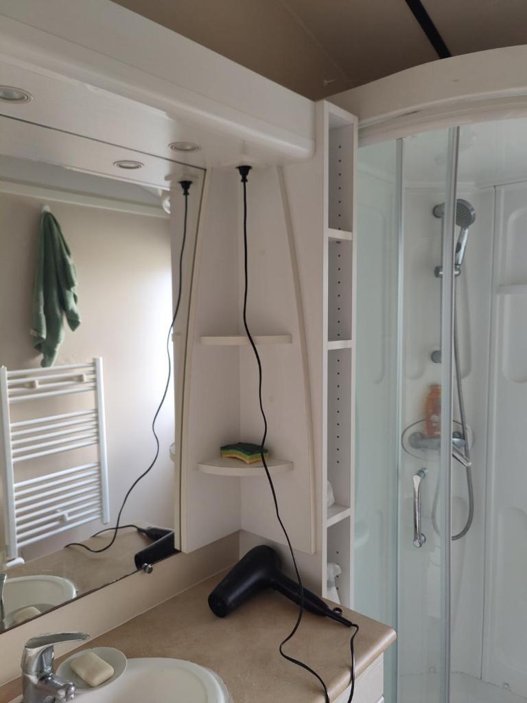 La salle de bains est pourvue d'un lavabo et d'une cabine de douche. dans l'établissement Mobilhome résidentiel, à Gassin