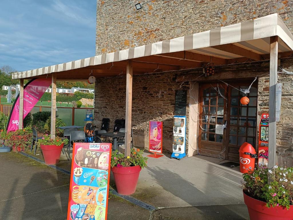 un bâtiment avec un magasin avec des plantes devant lui dans l'établissement Les Ch'tis Normands !, à Litteau