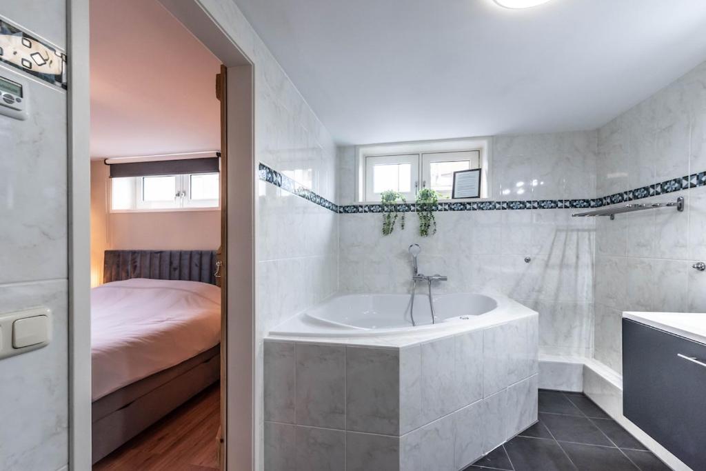Spacious 120m2 Water Villa With Sauna Near Amsterdam 3