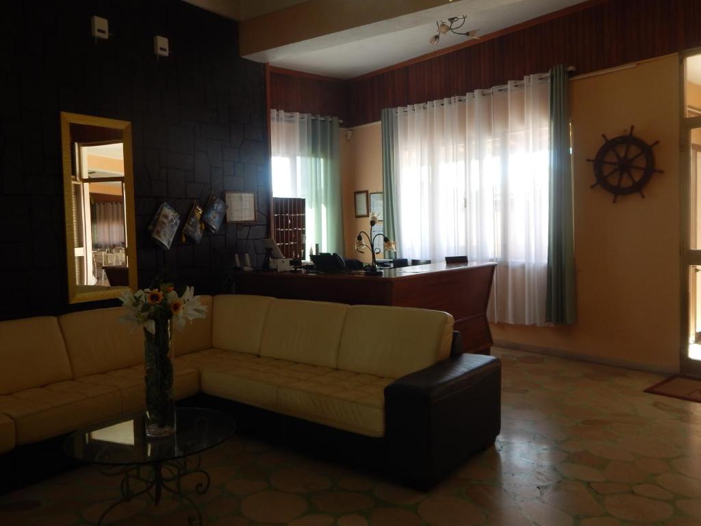 un salon avec un canapé et une table dans l'établissement Hotel Calypso, à Ardea