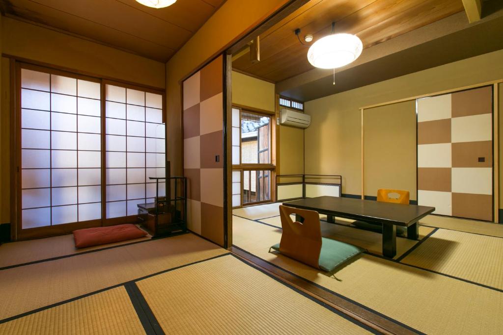 une pièce avec une table et des chaises dans l'établissement Gion Yoshiima, à Kyoto