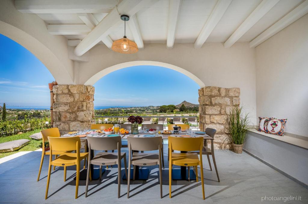 une salle à manger avec une table et des chaises dans l'établissement VILLA AGLEA Luxury By Sicily Home Solutions, à Castellammare del Golfo