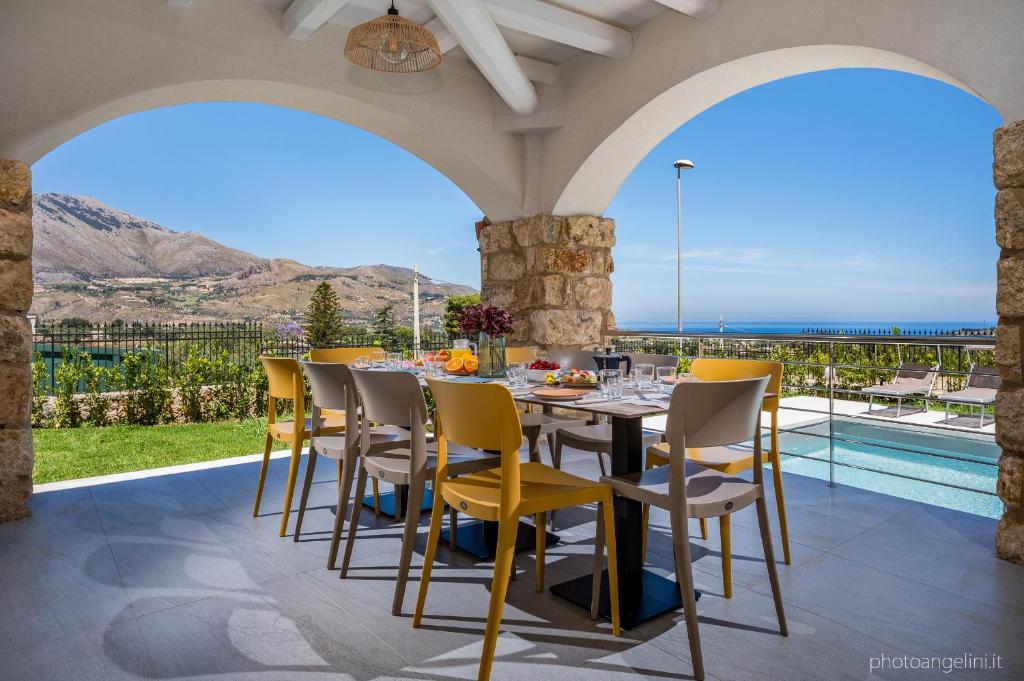 une salle à manger extérieure avec une table et des chaises dans l'établissement VILLA AGLEA Luxury By Sicily Home Solutions, à Castellammare del Golfo