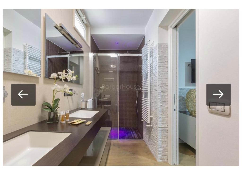 une salle de bain avec une baignoire, un lavabo et une douche dans l'établissement Villa Ilaria, à Capitolo 26 autres photos