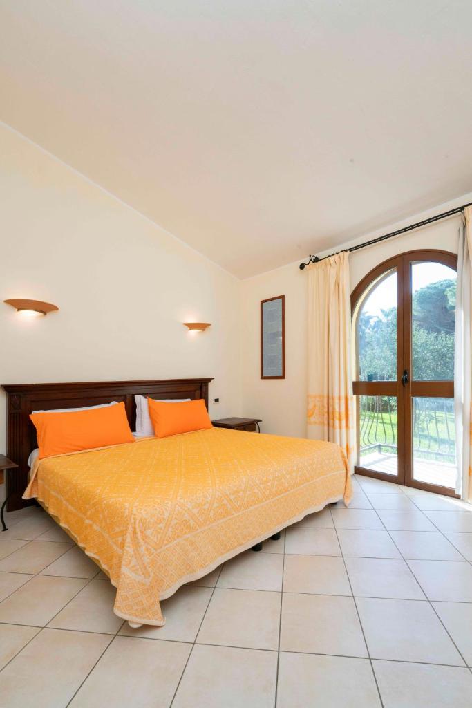 une chambre avec un lit et une grande fenêtre dans l'établissement Horse Country Resort Congress & Spa - Hotel Medar, à Arborea 10 autres photos