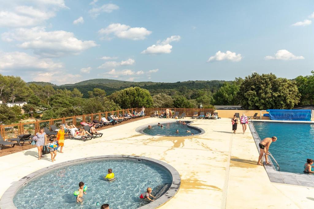 un groupe de personnes dans une piscine d'un complexe hôtelier dans l'établissement Camping Les Gorges de Provence, à Saint-Laurent-du-Verdon 19 autres photos