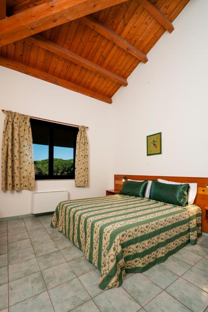 une chambre avec un lit et une fenêtre dans l'établissement Horse Country Resort Congress & Spa - Hotel Castello, à Arborea
