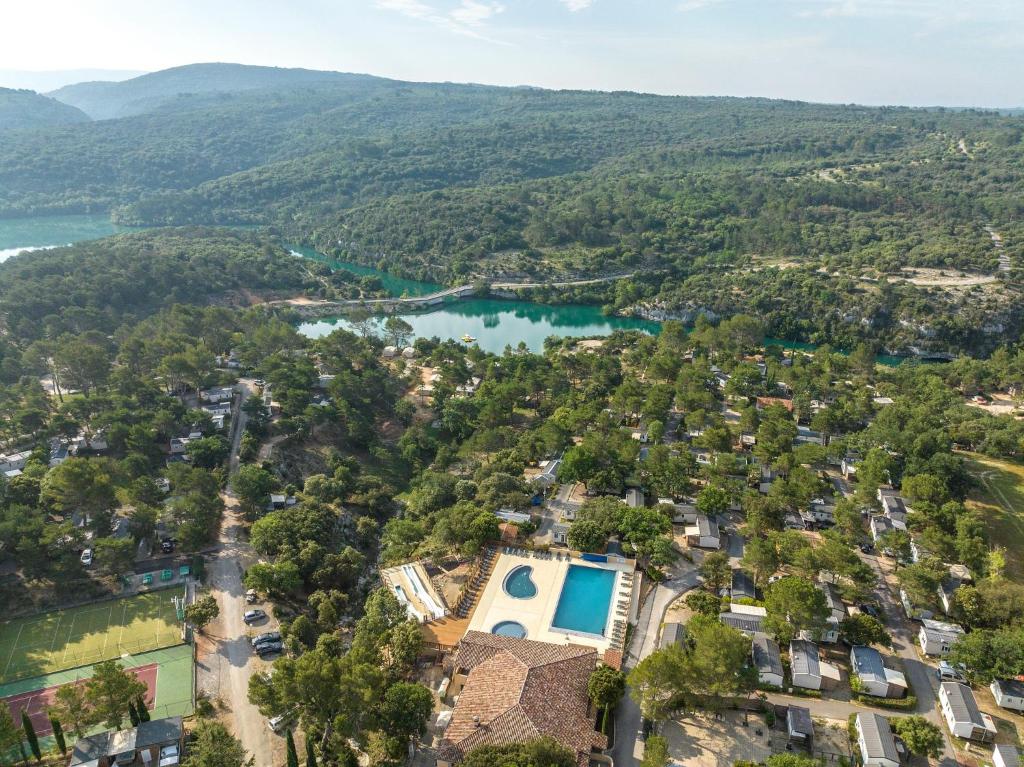 une vue aérienne sur une ville avec un lac dans l'établissement Camping Les Gorges de Provence, à Saint-Laurent-du-Verdon
