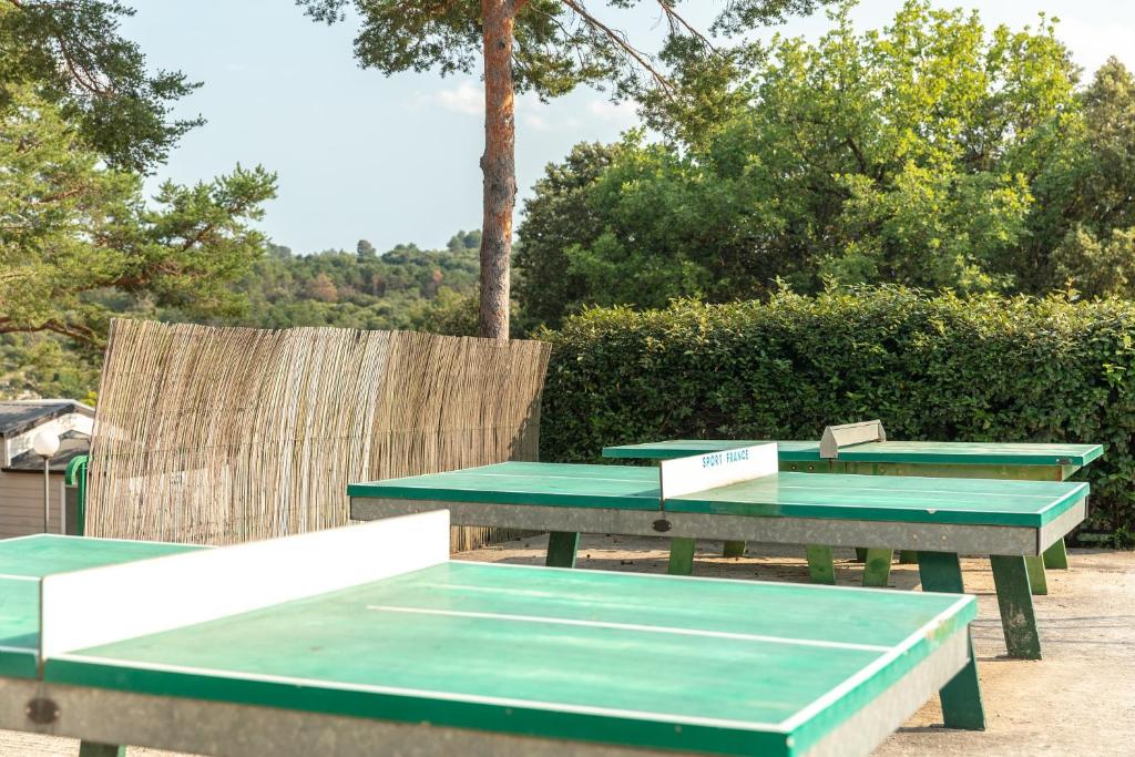 3 tables de ping-pong dans un parc arboré dans l'établissement Camping Les Gorges de Provence, à Saint-Laurent-du-Verdon