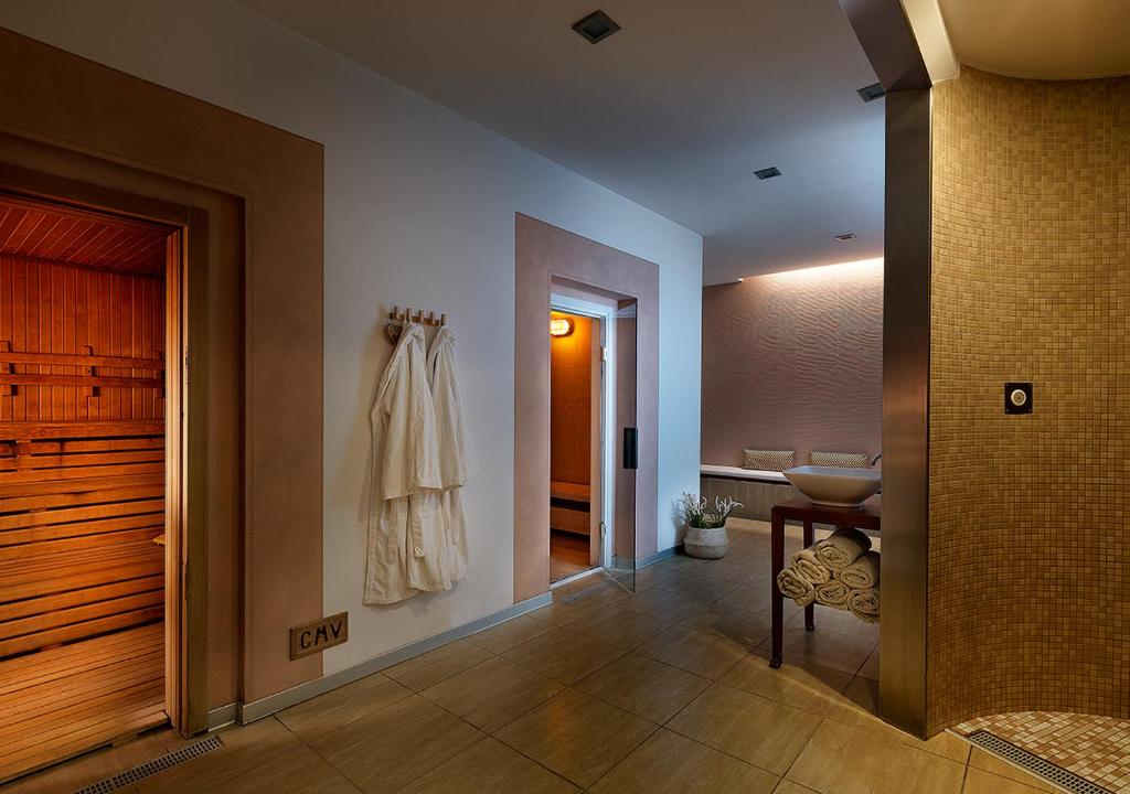 une salle de bain avec toilettes et lavabo dans une chambre dans l'établissement Iseo Lago Hotel, à Iseo