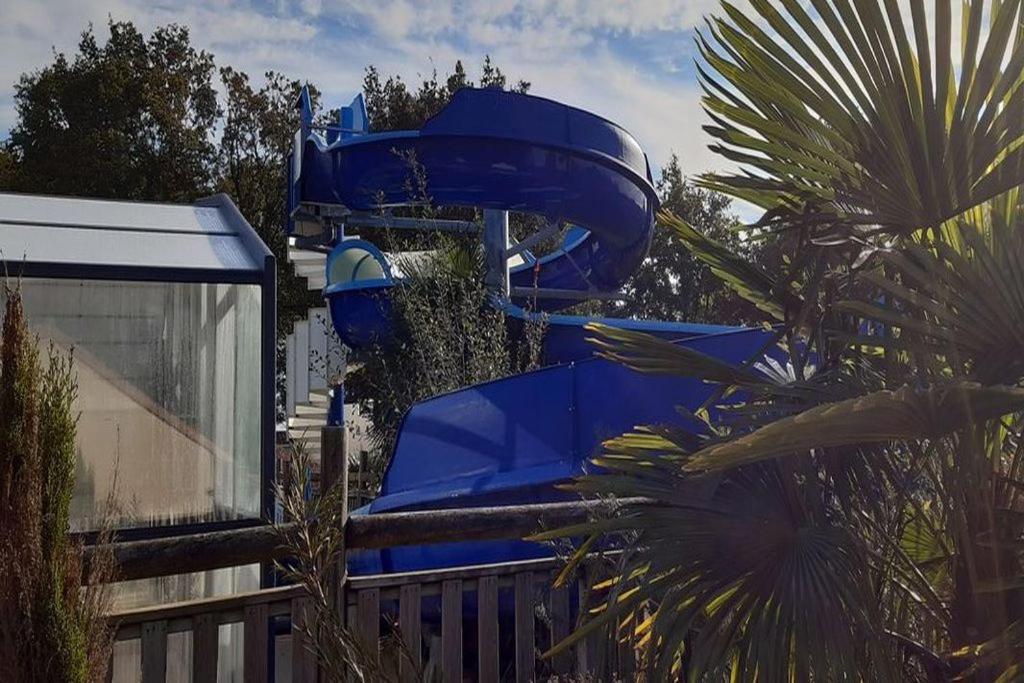un toboggan bleu au-dessus d'une maison dans l'établissement MH FAMILLE plus Puy duFou 3 chbr 6 pers 200HM, à La Boissière-de-Montaigu 5 autres photos
