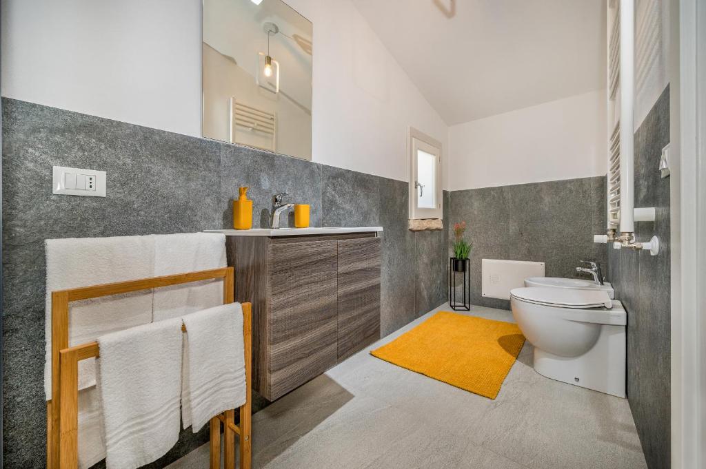 une salle de bain avec toilettes et lavabo dans l'établissement Villa Hemèra Luxury By Sicily Home Solutions, à Castellammare del Golfo 81 autres photos