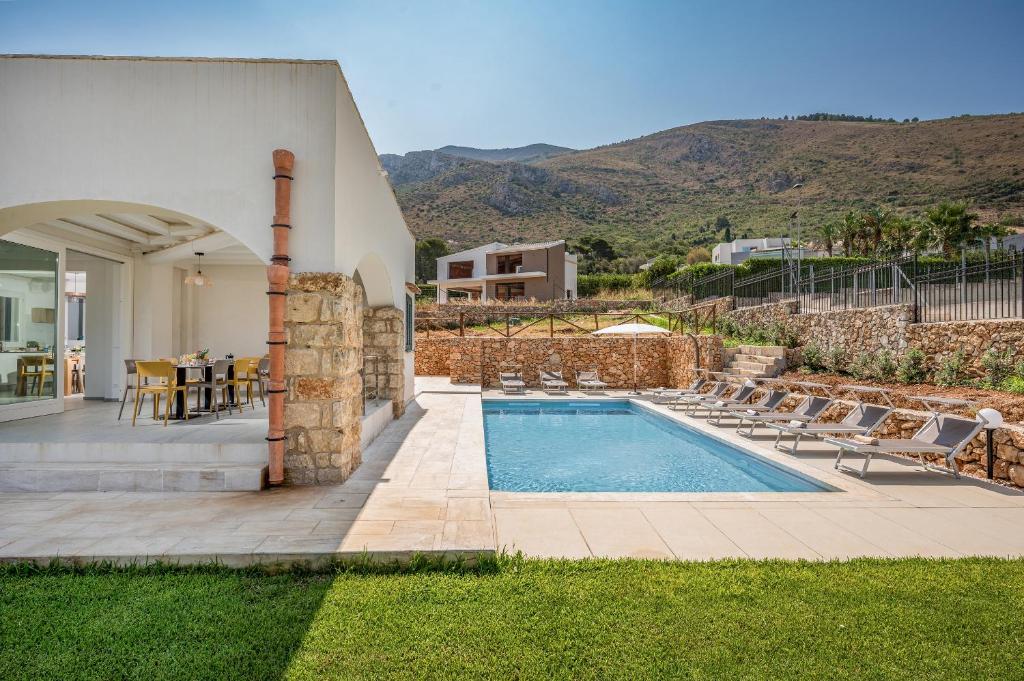 Cette villa dispose d'une piscine et d'une terrasse. dans l'établissement Villa Hemèra Luxury By Sicily Home Solutions, à Castellammare del Golfo