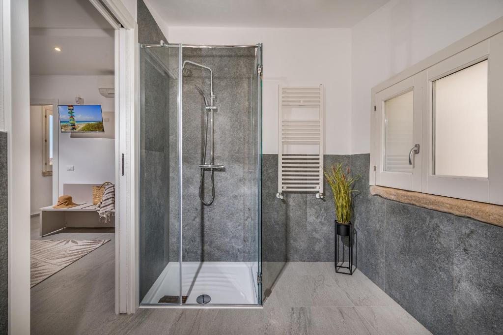 une salle de bain avec une douche avec une porte vitrée dans l'établissement Villa Hemèra Luxury By Sicily Home Solutions, à Castellammare del Golfo