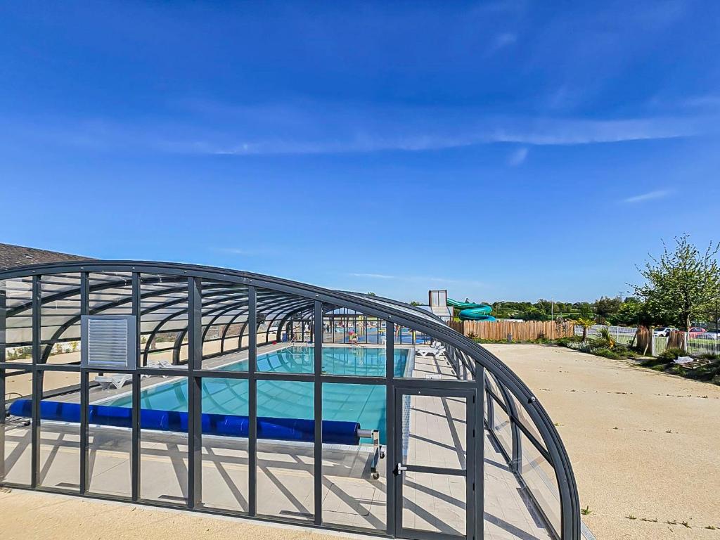 une structure métallique avec une piscine à l'intérieur dans l'établissement Nature & Sérénité, à Litteau
