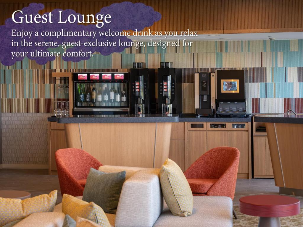 - un hall avec un bar avec des chaises et un comptoir dans l'établissement KAMENOI HOTEL Hikone, à Hikone