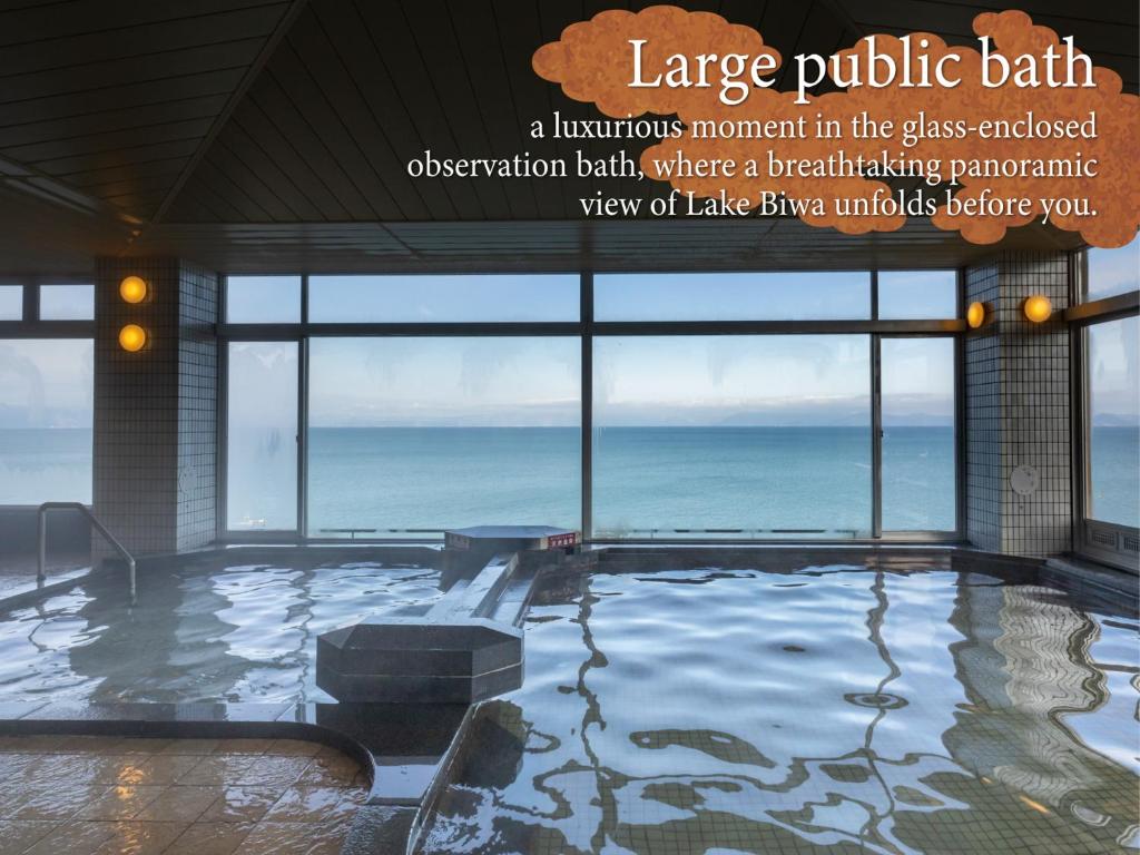 - un moment de luxe dans le bain d'observation vitré où vous profiterez d'une vue rafraîchissante sur le lac dans l'établissement KAMENOI HOTEL Hikone, à Hikone