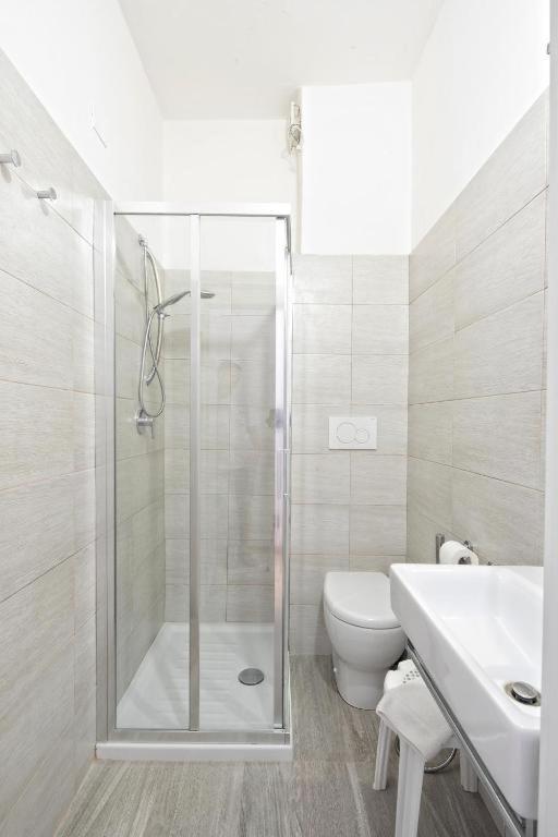 une salle de bain avec une douche, des toilettes et un lavabo dans l'établissement Hotel Gin sul mare, à Rimini