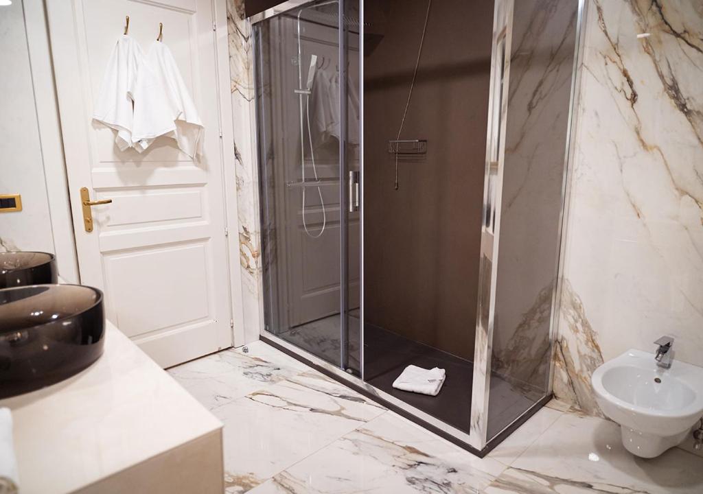 une salle de bain avec douche et lavabo dans l'établissement Hotel Meridiana, à Paestum 33 autres photos