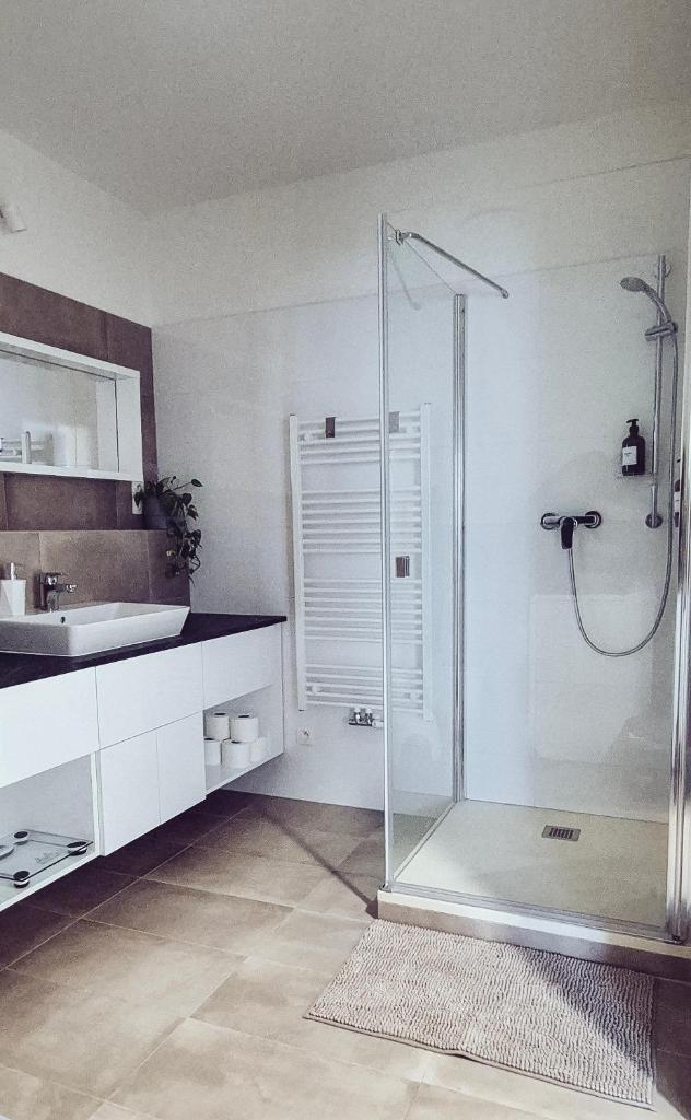 Modern Apartment ǀ AC, Free Parking 3