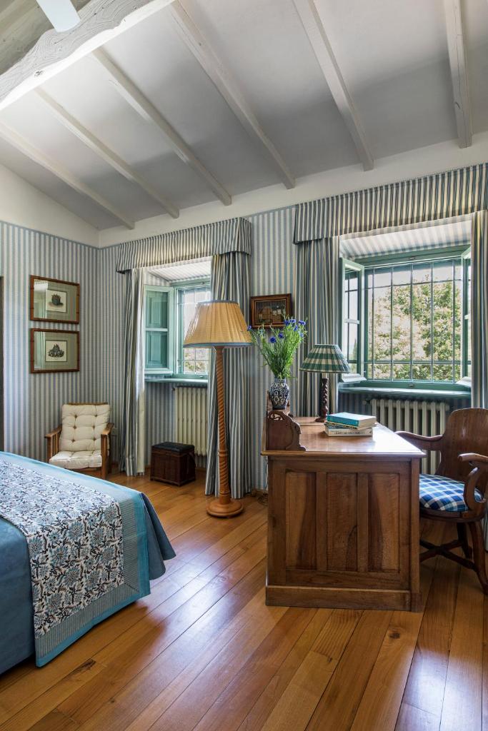 une chambre avec un lit et une table avec une lampe dans l'établissement Villa Colonica Tuori at Tenuta Schifanoia, à San Piero a Sieve 44 autres photos