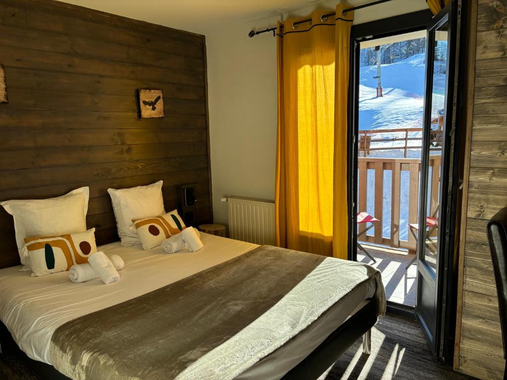 - une chambre avec un lit et un balcon dans l'établissement Chalet Sainte Anne, à Condamine-Châtelard