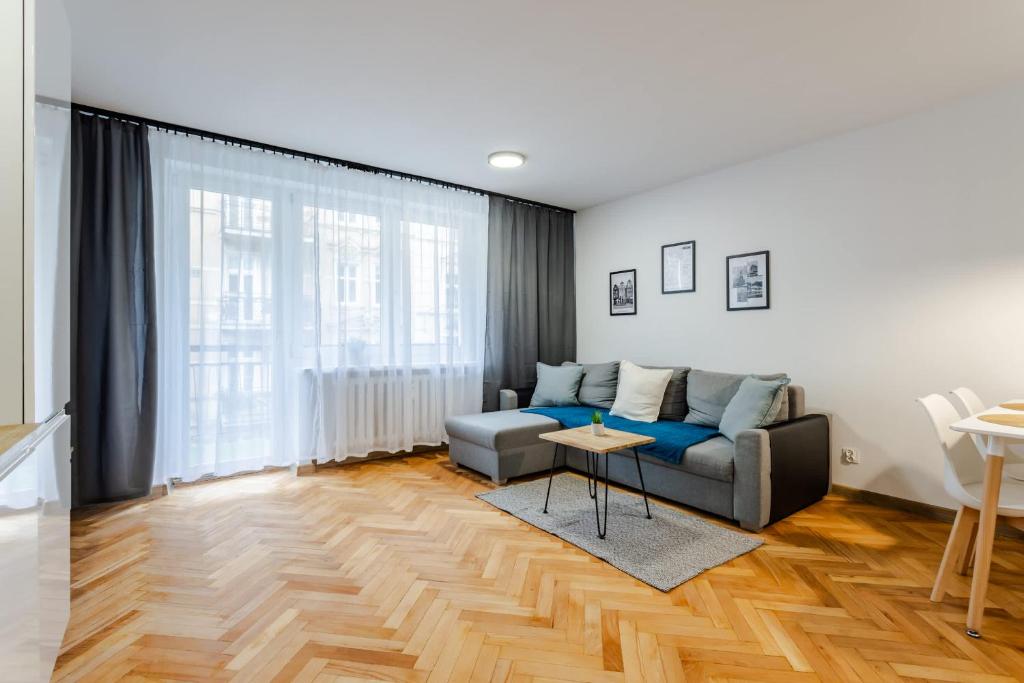 Wawrzyniaka Very Berry Modern Apartment for 6 Guests Near Old Zoo Poznań by Noclegi Renters 1